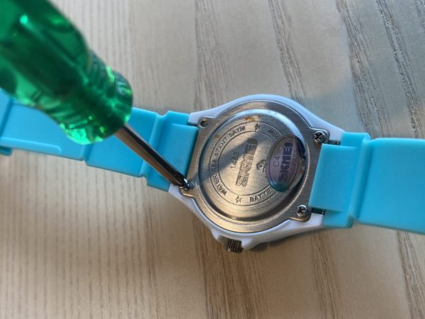 子供　中国製時計　電池交換の方法